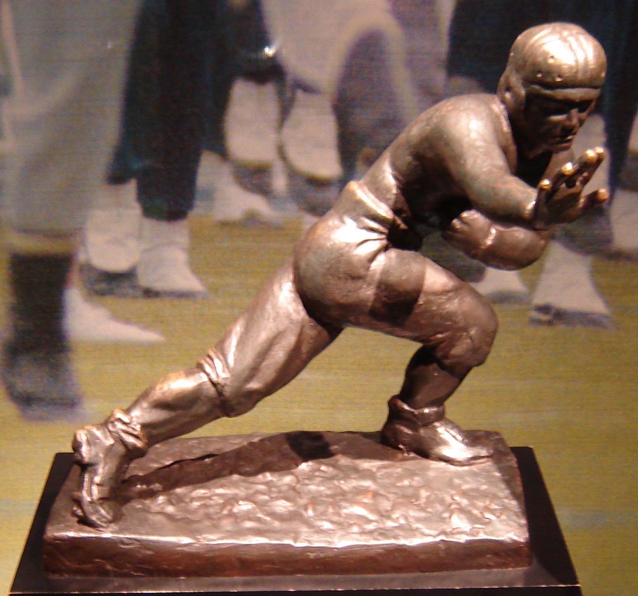 Heisman trophy image derived from photo by Robert J. La Verghetta licensed under the Creative Commons Attribution-Share Alike 2.5 Generic, 2.0 Generic and 1.0 Generic license, governed by restrictions provided therein.